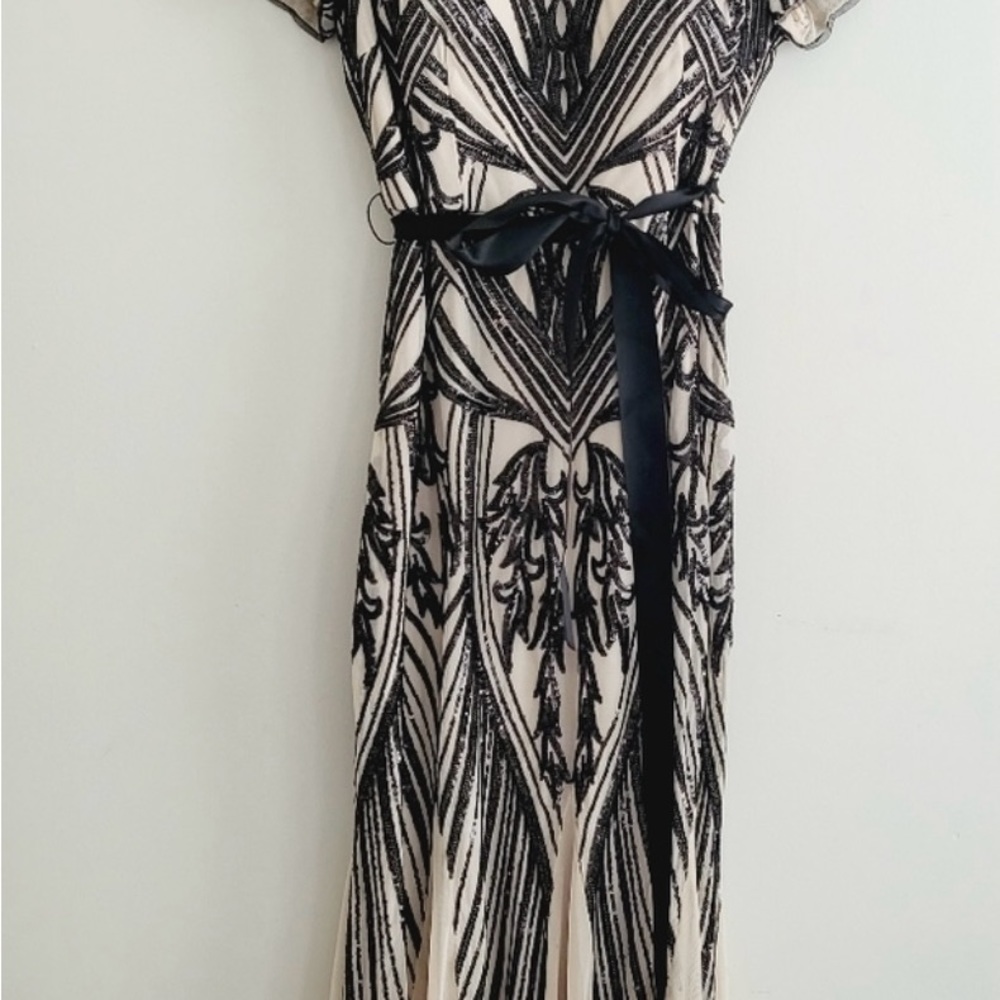 R&M Beautiful flowy gown in champagne and black